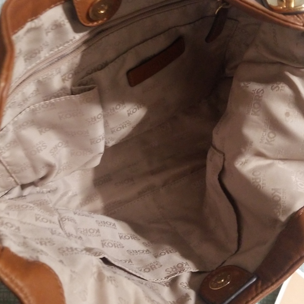HP👜Authentic Michael Kors leather like new purse - Picture 7 of 8